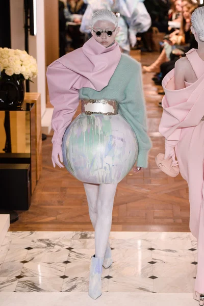 Look 18